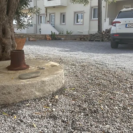 In Makry Gialos Makrýgialos